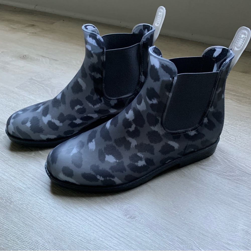 Leopard rain boots